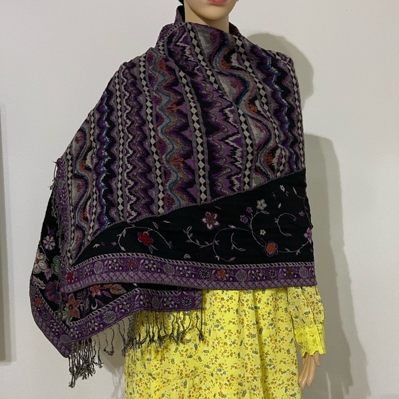 VINTAGE SCARF/WRAP - Picture 3 of 9